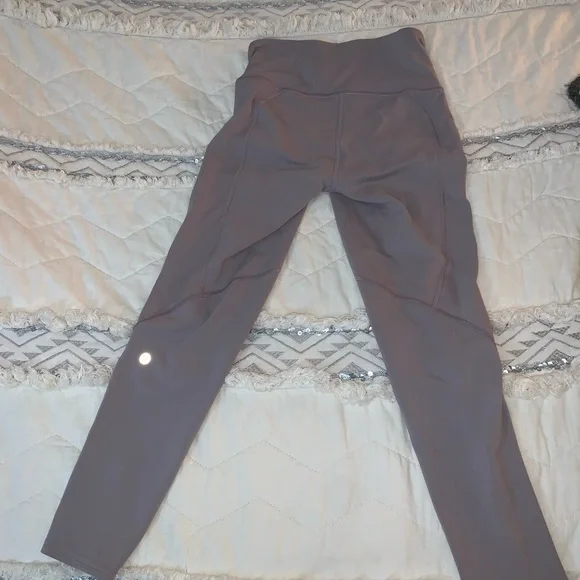 ✨ lululemon leggings LIKE NEW condition✨
24in sz6 grey "To The Beat" - Picture 4 of 5